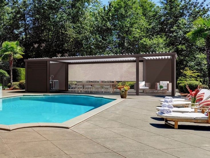 Pool house en bois avec une pergola et une table à manger dessous