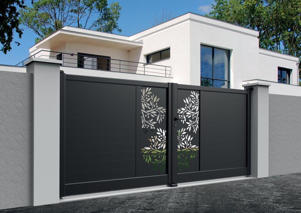 Portail noir à l'entrée d'une villa