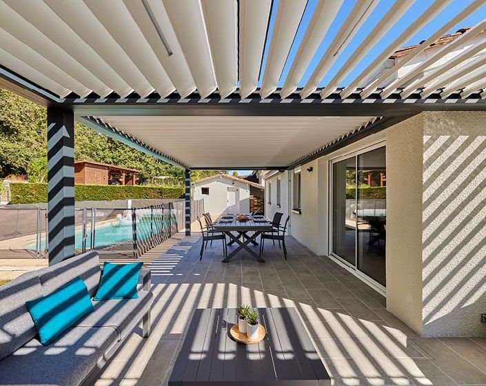 Pool house avec pergola bioclimatique