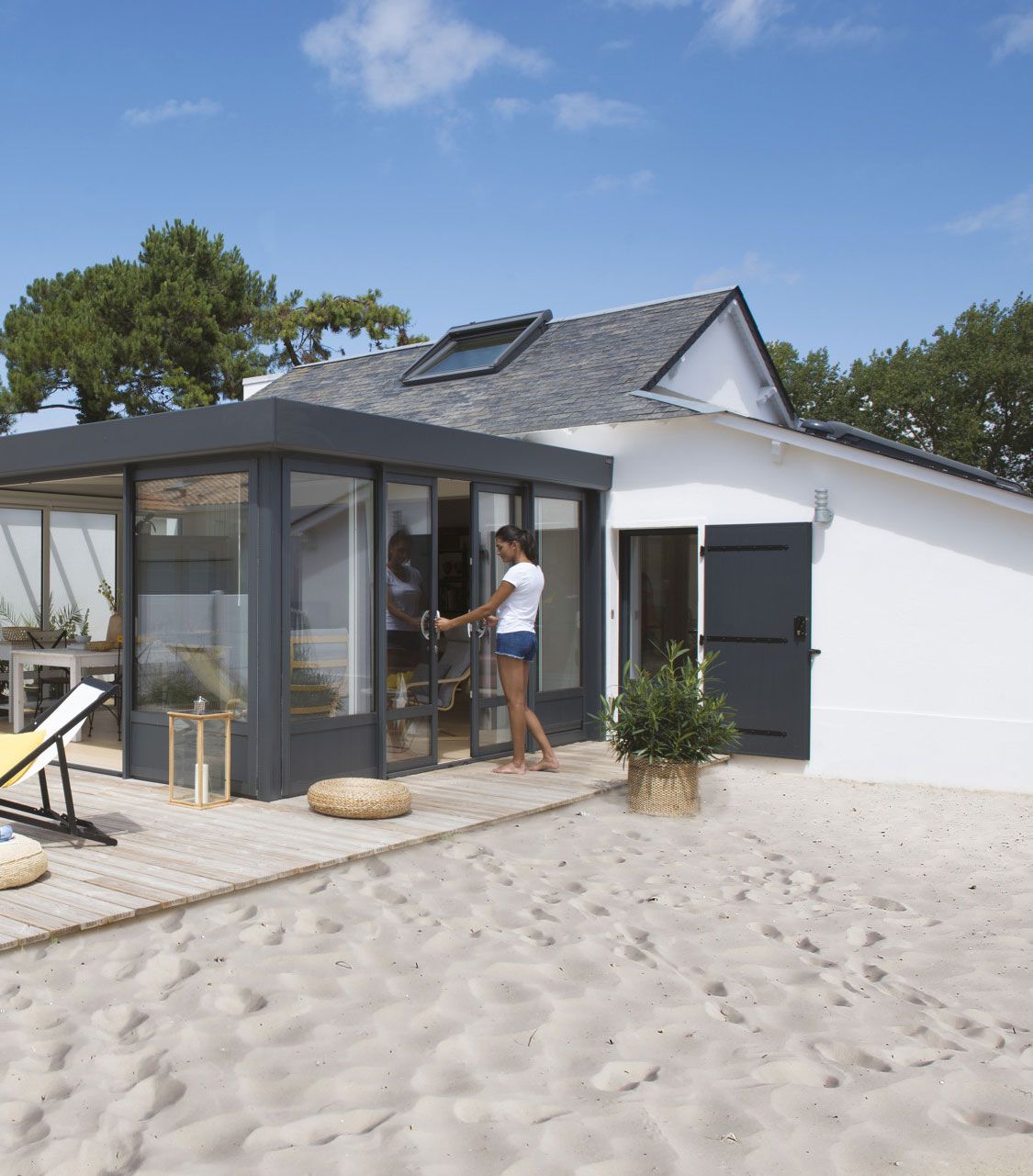Cuisine blanche dans un loft sous les combles