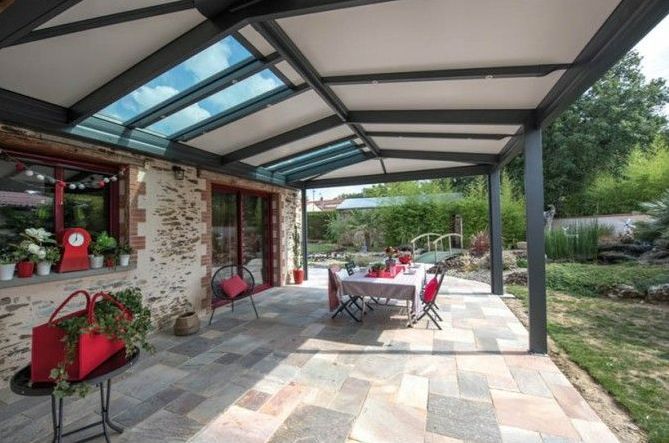 Pergola préau avec puit de lumière sur le toit