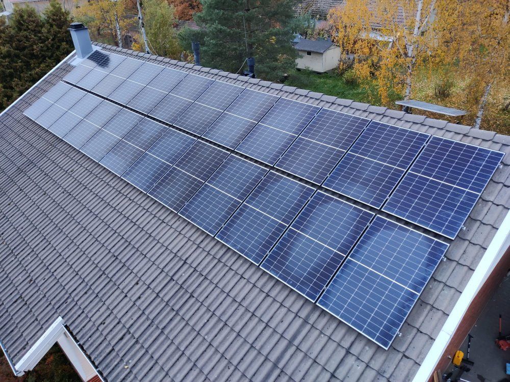 Aurinkopaneelit asennettuna omakotitalon tiilikatolle Turussa