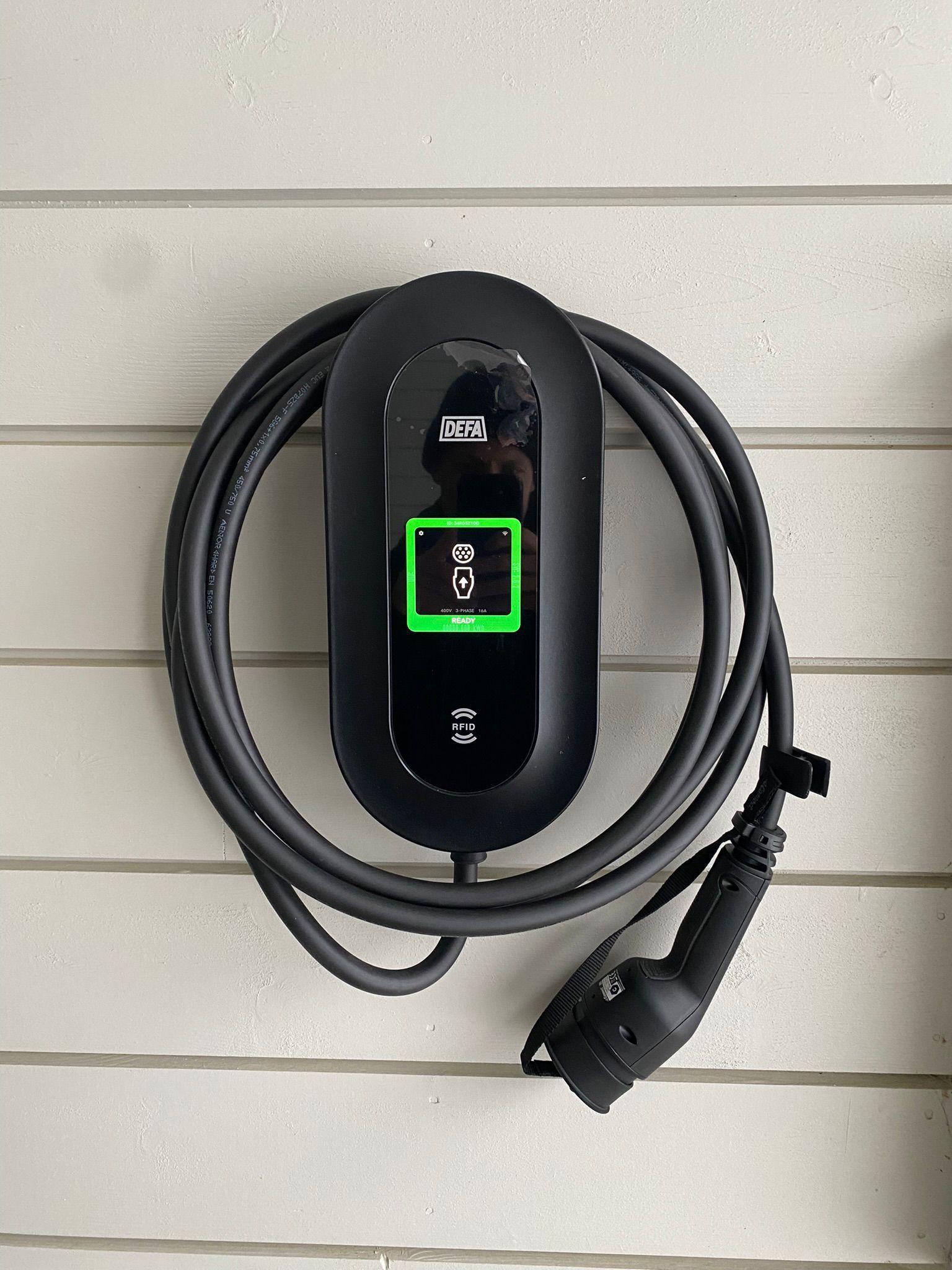 11 kW sähköauton latausasema kiinnitettynä seinään Lieto