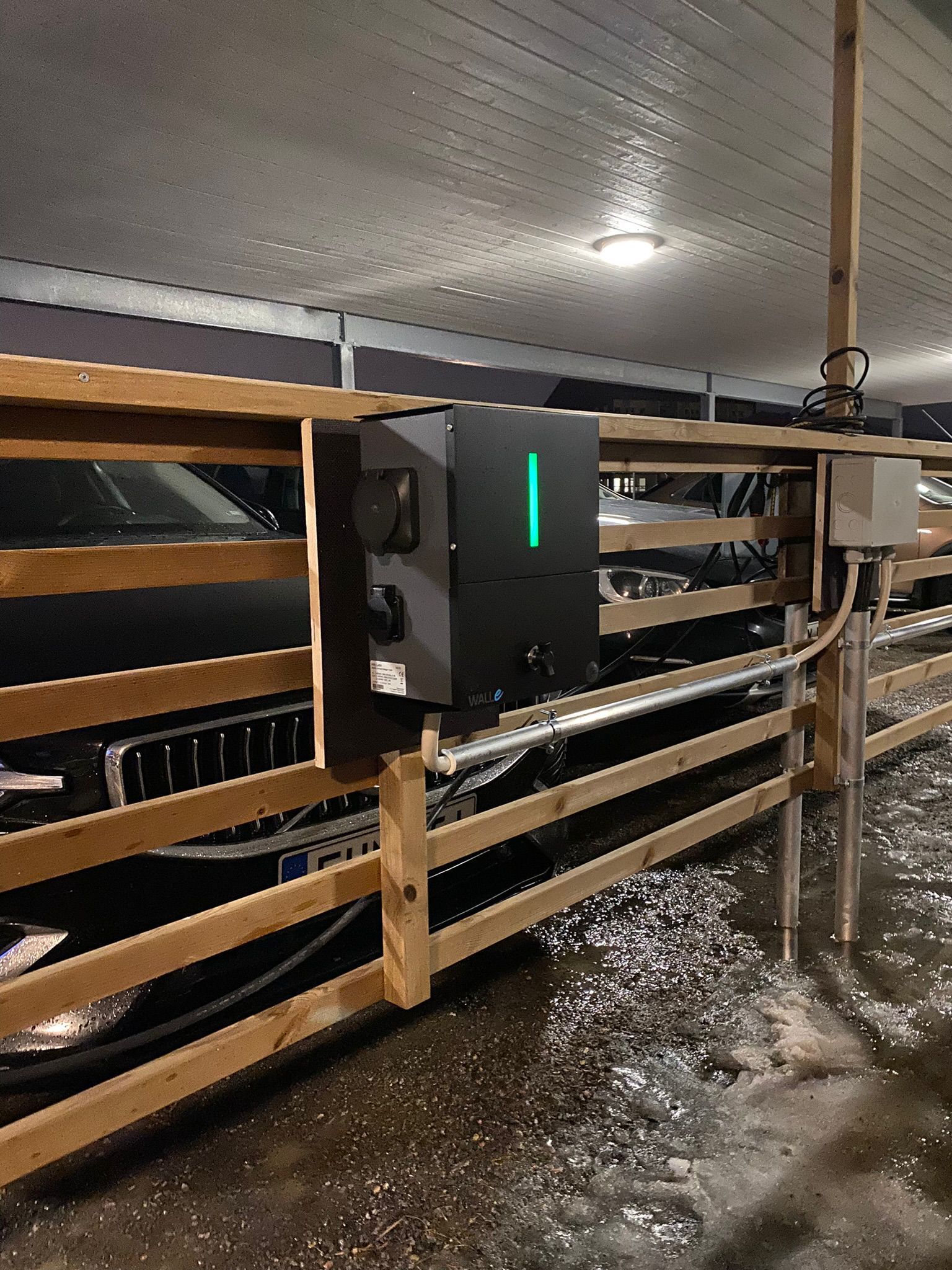 Sähköauton kotilatausaseman asennus autokatokseen Turun alueella