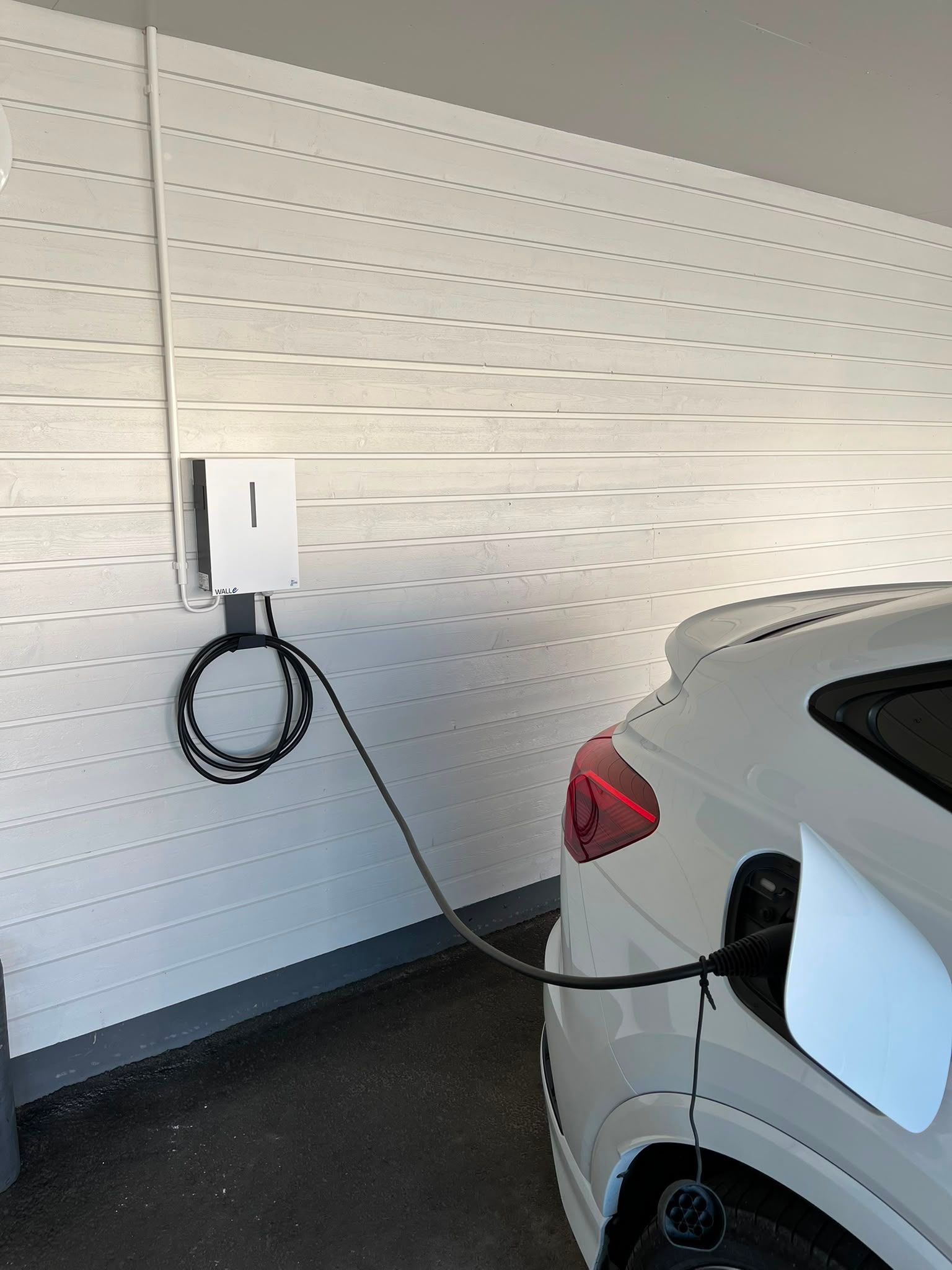 Hanssitec Oy asentaa sähköautojen latausasemat koko Varsinais-Suomen alueella.