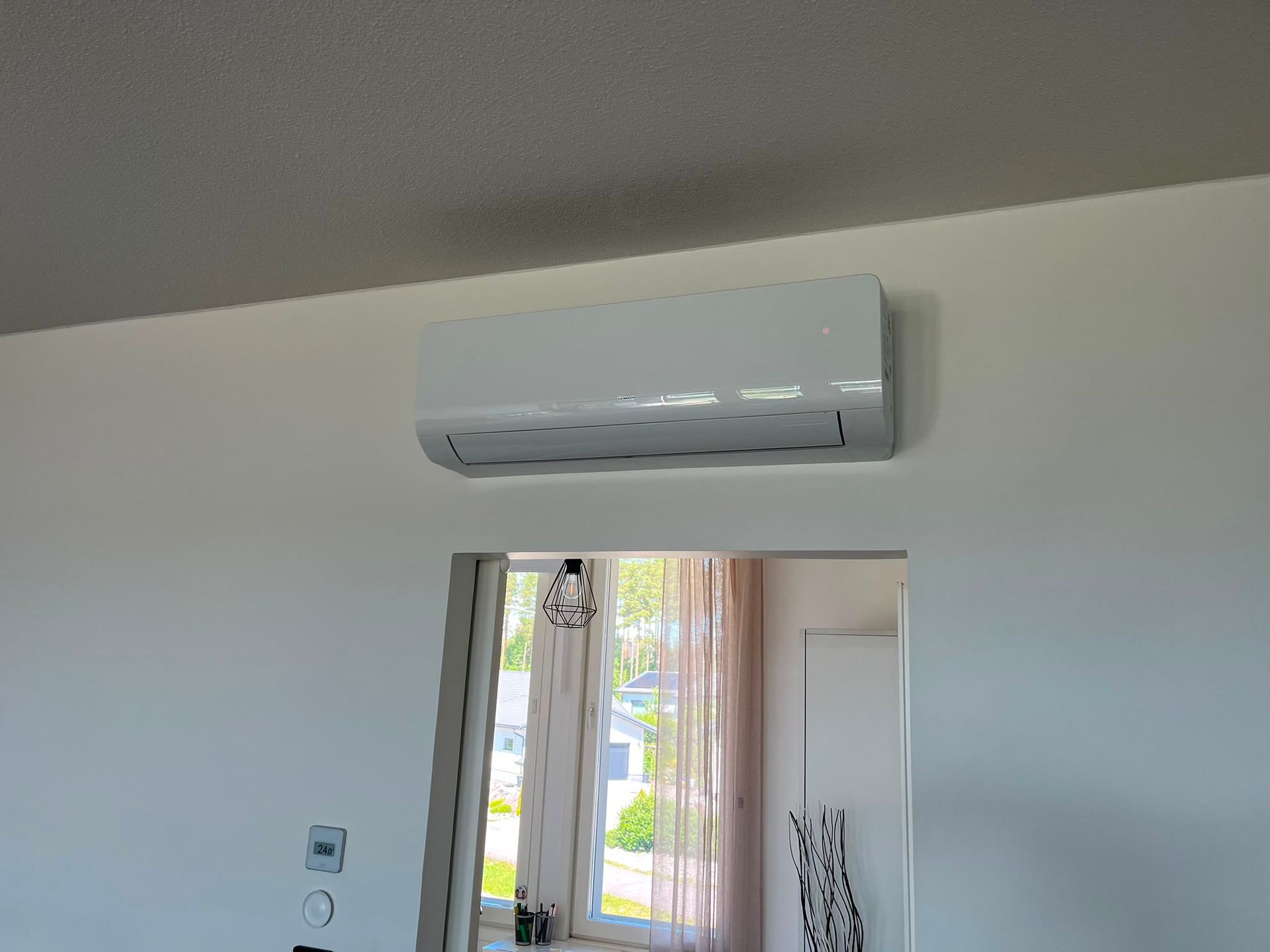 Energiatehokas ilmalämpöpumppu asennettuna omakotitaloon Lietossa
