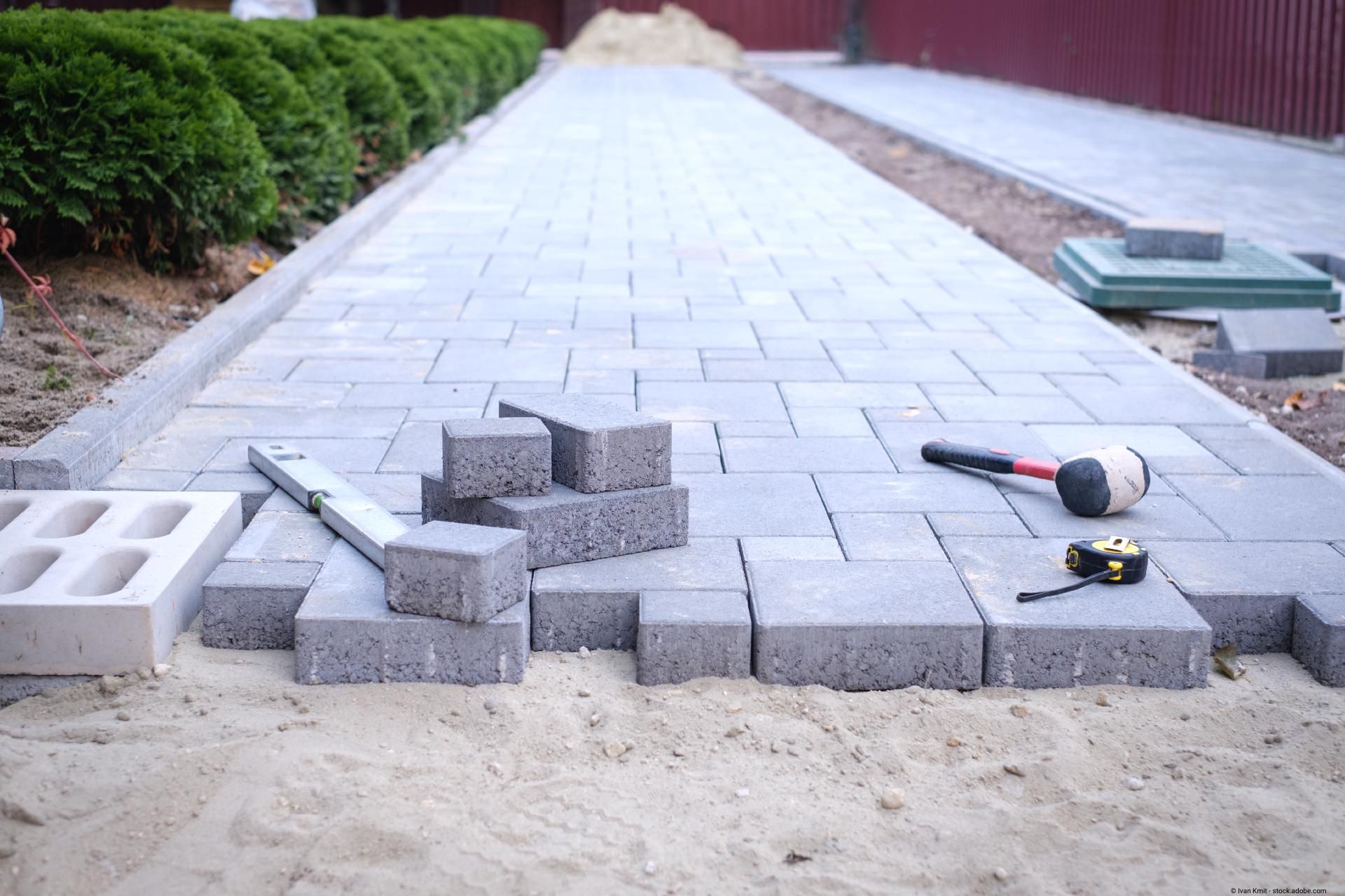 Pflasterarbeiten mit Betonsteinen im Außenbereich und Wegebau Pflasterarbeiten mit Betonsteinen im Außenbereich und Wegebau