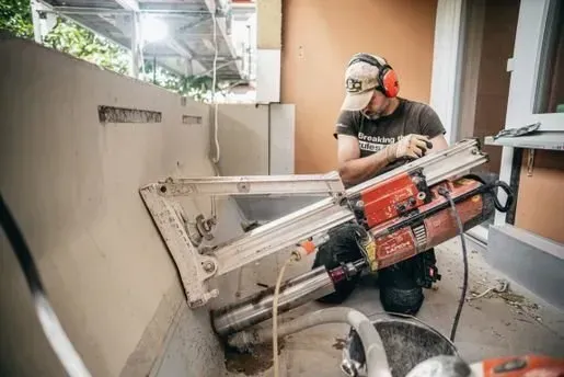 Betonbohrarbeiten mit Spezialgerät bei Sanierung und Umbau Betonbohrarbeiten mit Spezialgerät bei Sanierung und Umbau