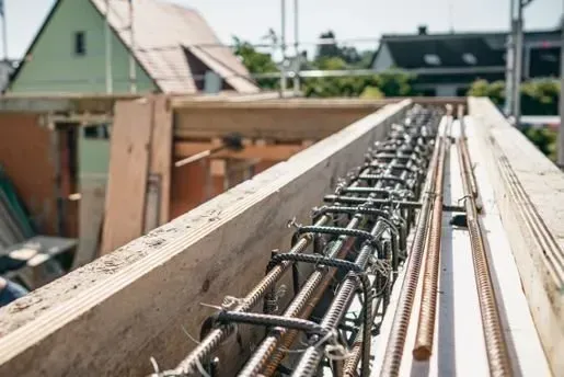 Bewehrung aus Stahl für Betonarbeiten bei Modernisierung im Hochbau Bewehrung aus Stahl für Betonarbeiten bei Modernisierung im Hochbau
