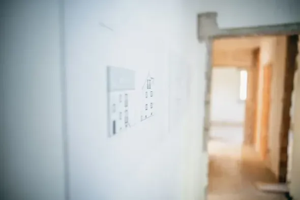 Frisch renovierter Innenbereich mit modernem Lichtschalter und hellem Flur Frisch renovierter Innenbereich mit modernem Lichtschalter und hellem Flur