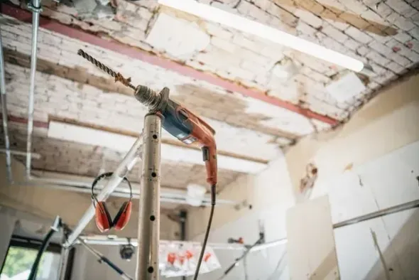 Innenraum bei Sanierung mit Baustütze und freigelegter Decke im Altbau Innenraum bei Sanierung mit Baustütze und freigelegter Decke im Altbau