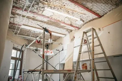 Innenraum im Umbau mit freigelegter Decke und Baugerüst Innenraum im Umbau mit freigelegter Decke und Baugerüst