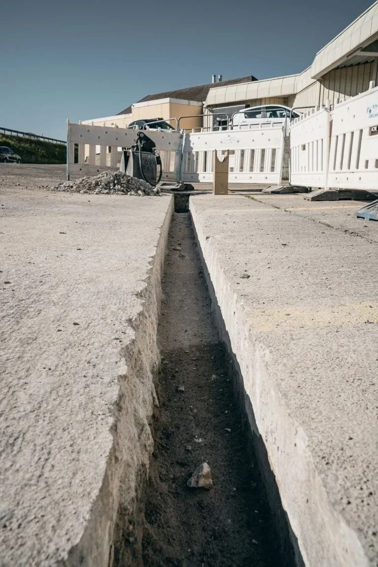 Baustelle im Tiefbau mit Absperrungen und Straßenarbeiten