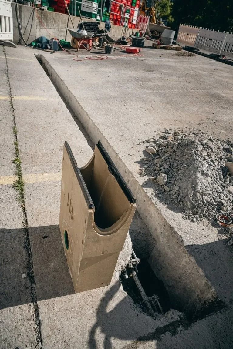 Straßenbau und Tiefbauarbeiten mit Bagger auf Großbaustelle