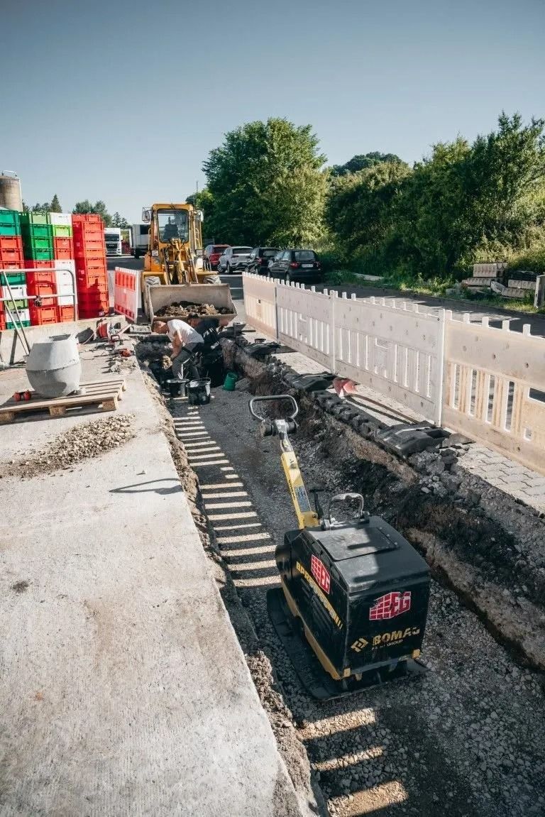 Bagger bei Kanalbau und Tiefbauarbeiten auf Baustelle