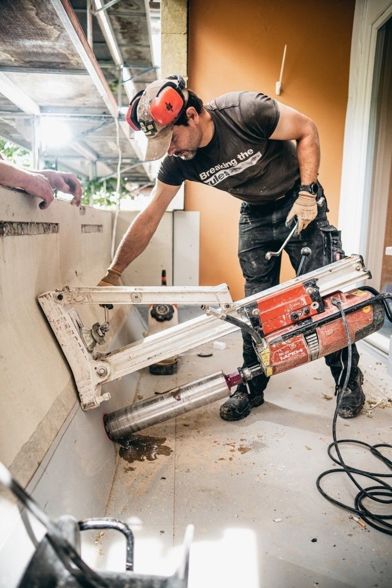 Bauarbeiter bei Innenausbau und Renovierungsarbeiten im Wohngebäude