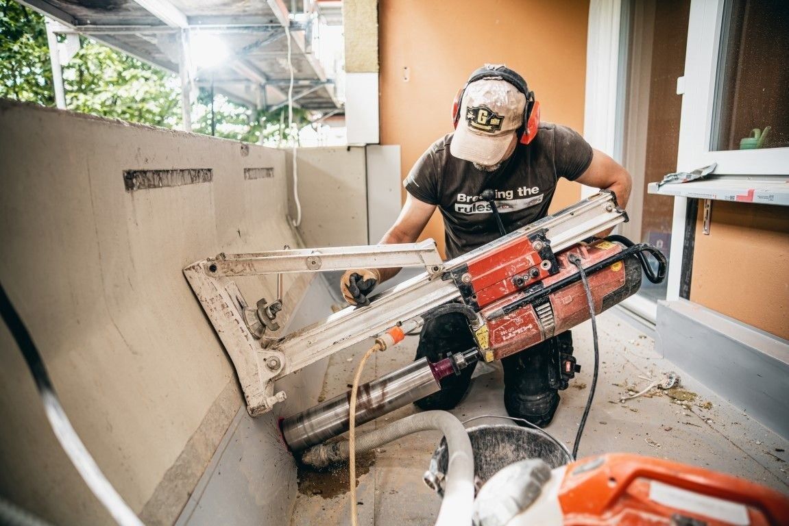 Betonbohrarbeiten mit Kernbohrgerät bei Umbau und Sanierung