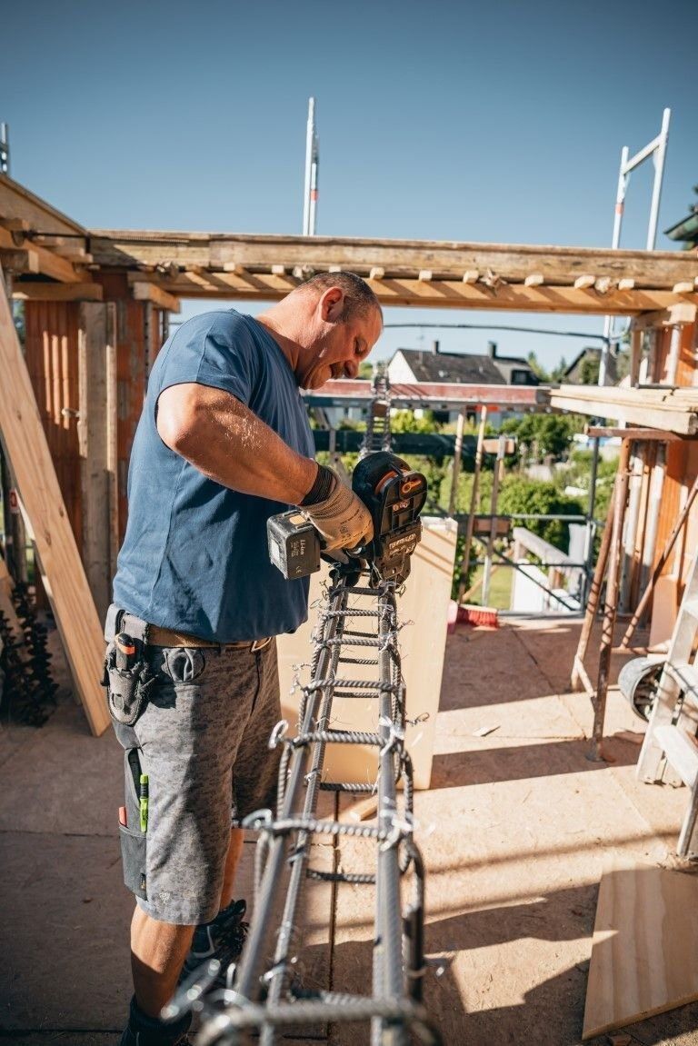 Handwerker bei Sanierungsarbeiten am Dachstuhl eines Wohnhauses