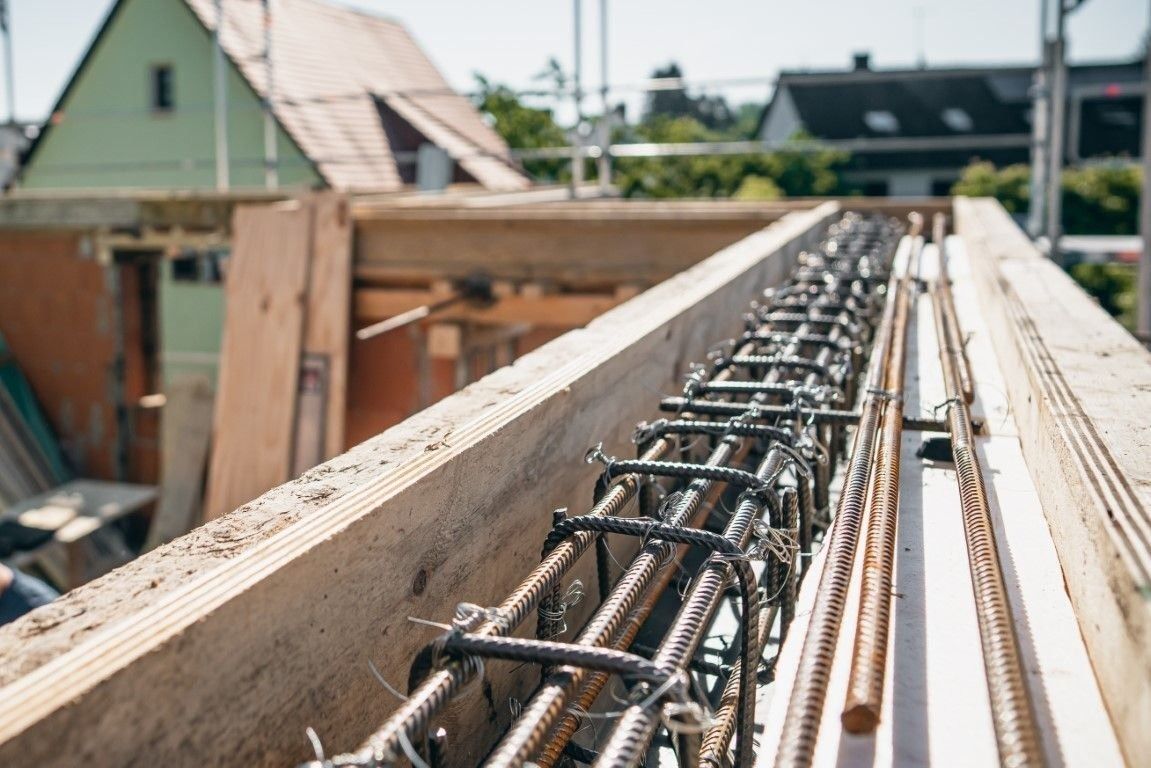 Bewehrung aus Stahl für Betonbau auf moderner Baustelle im Rohbau