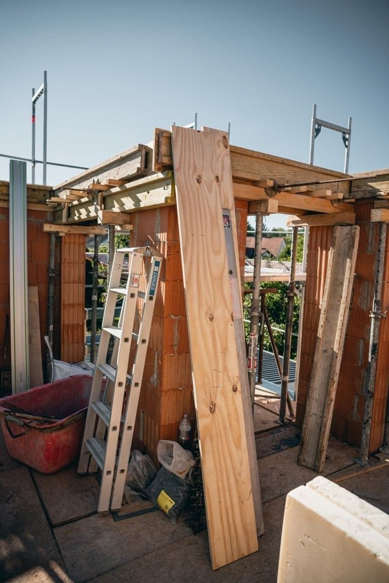 Holzbau und Dachkonstruktion bei Modernisierung eines Wohngebäudes