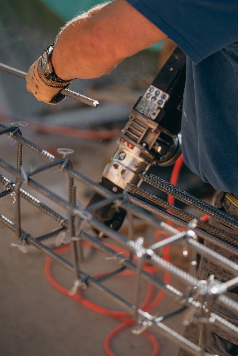 Handwerker bei Bauarbeiten mit Werkzeug auf einer Modernisierungsbaustelle