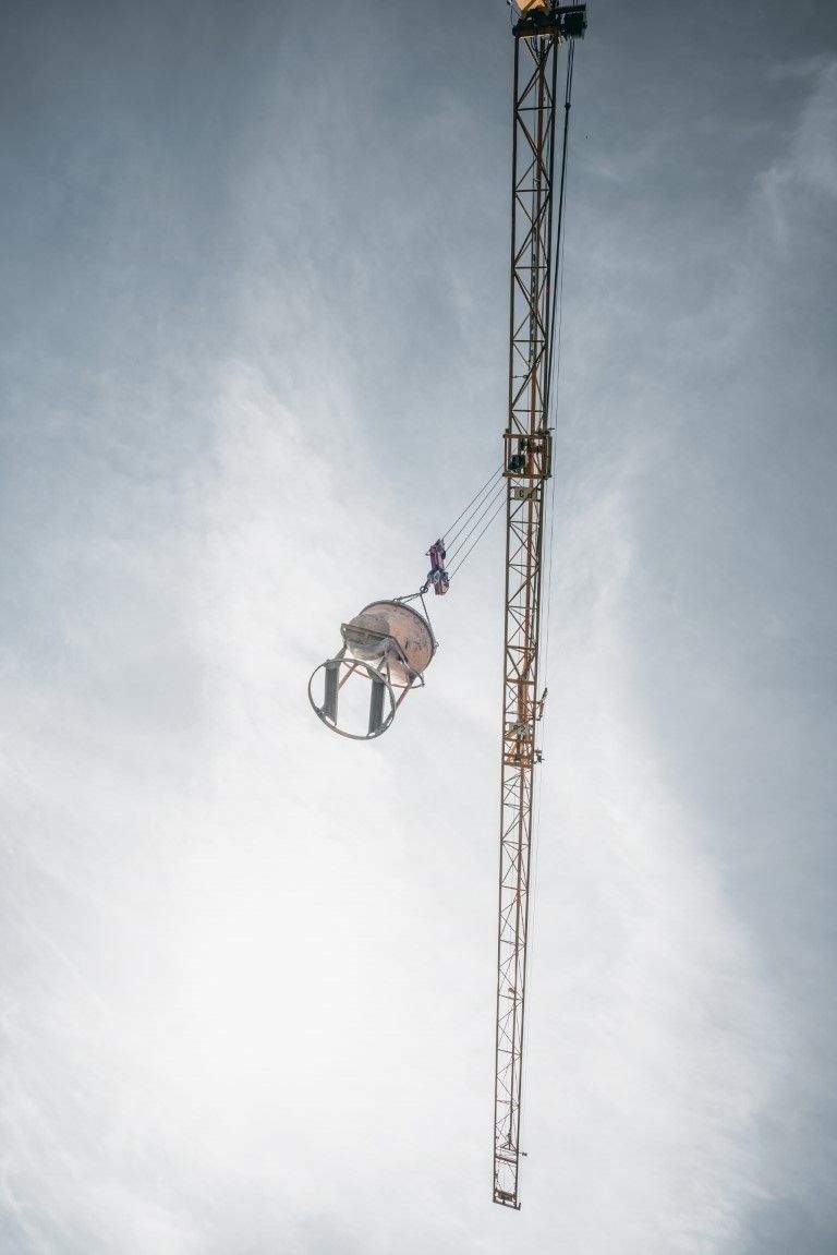 Turmdrehkran auf Baustelle für Wohnungsbau und Sanierungsprojekte