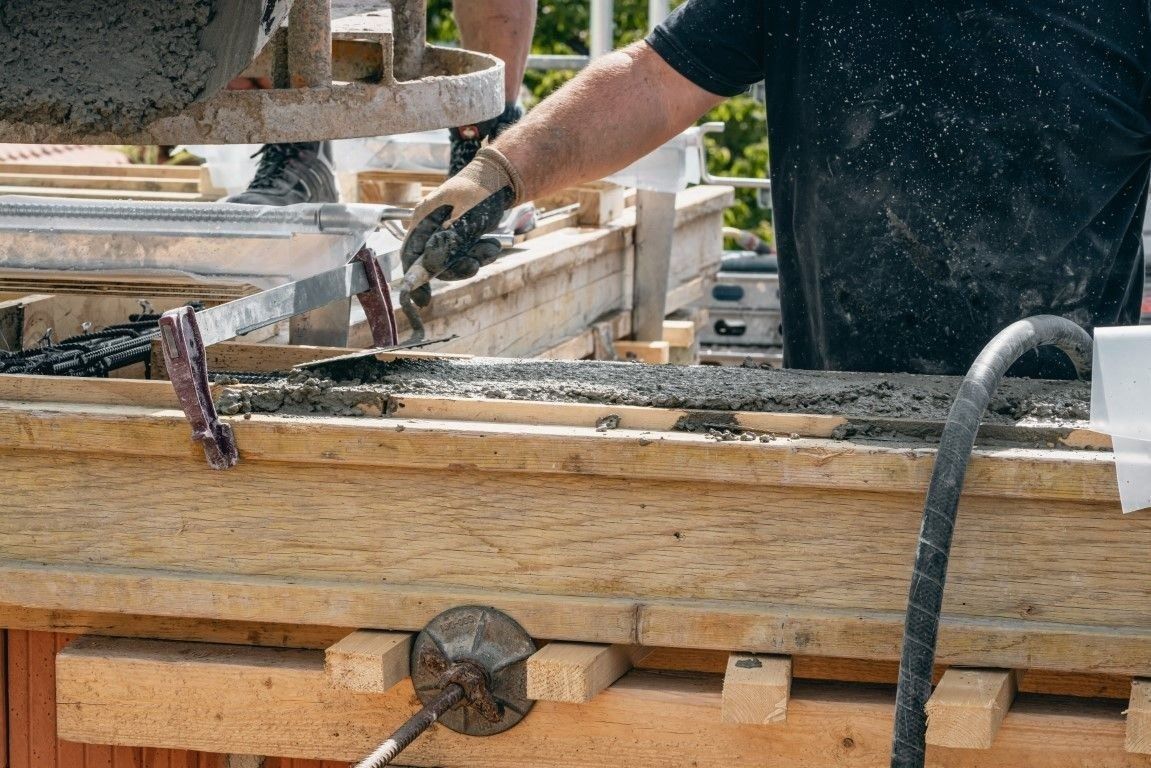 Handwerker bei Betonarbeiten und Schalungsbau auf Baustelle