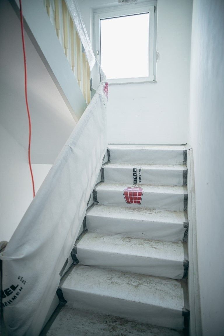 Treppenhaus im Umbau mit neuer Dämmung und Fensterinstallation