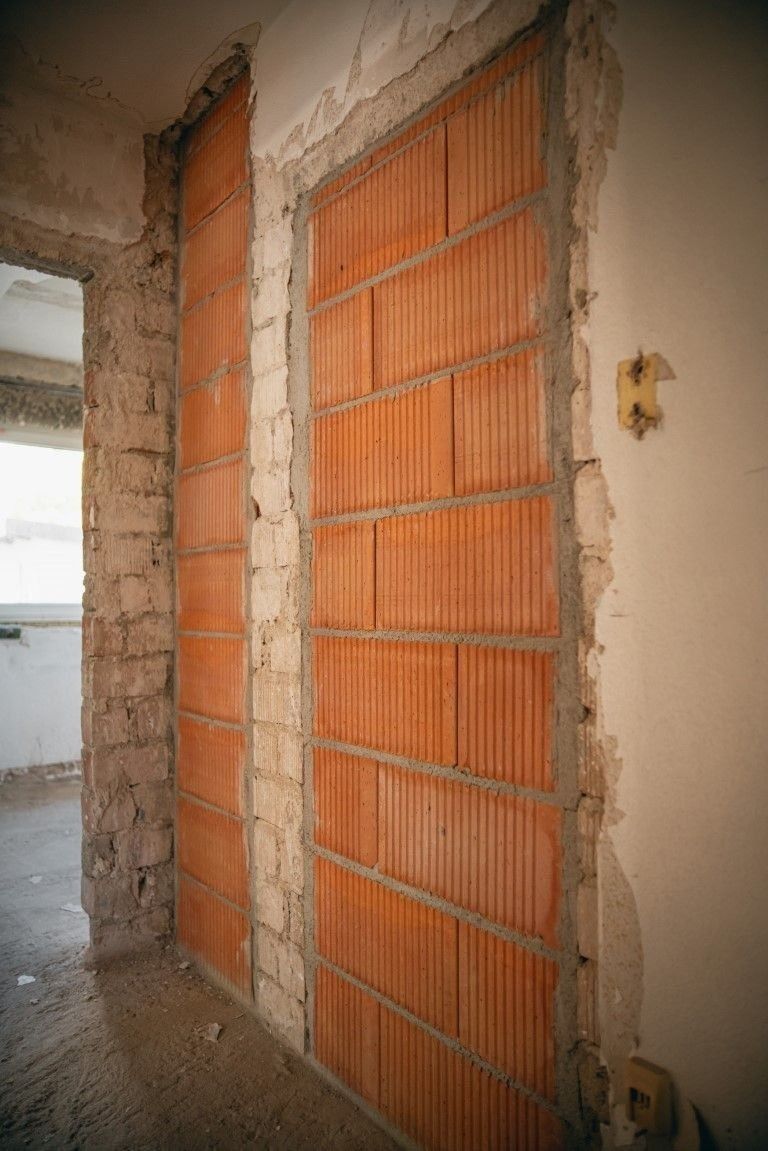 Wanddurchbruch bei Umbauarbeiten im Innenbereich eines Altbaus