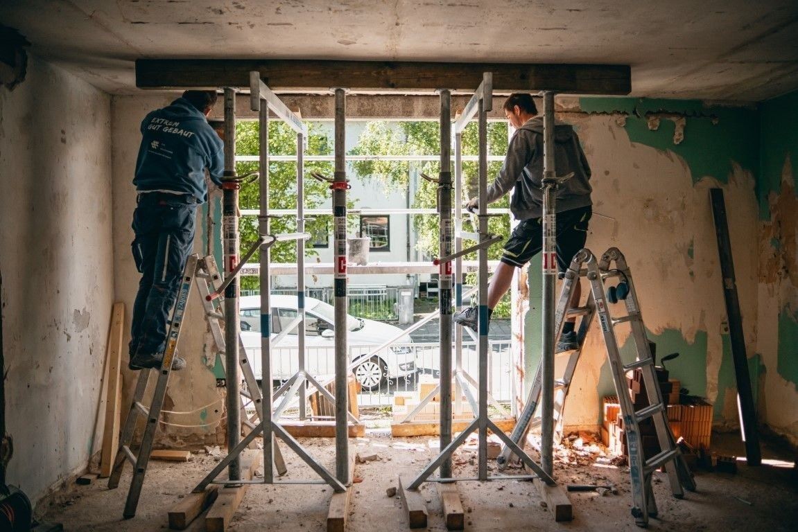 Handwerker bei Innenausbau und Sanierung eines Wohnraums
