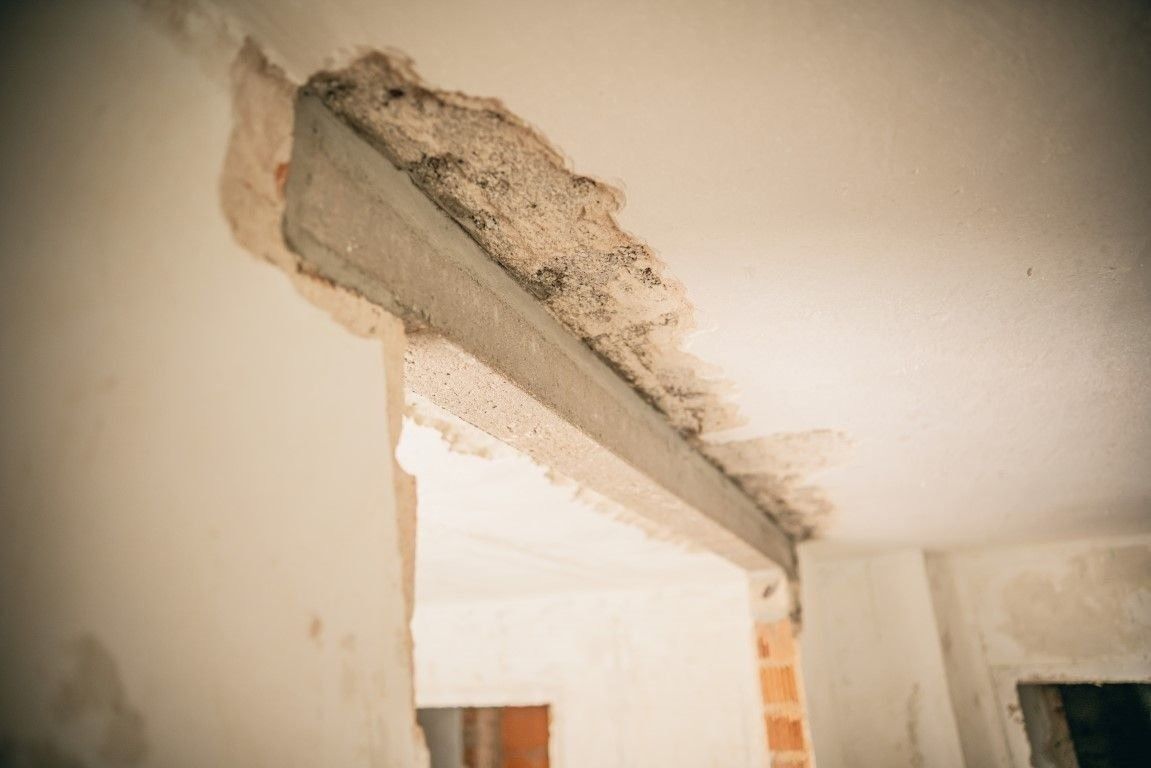 Freigelegter Stahlträger bei Umbau und Deckensanierung