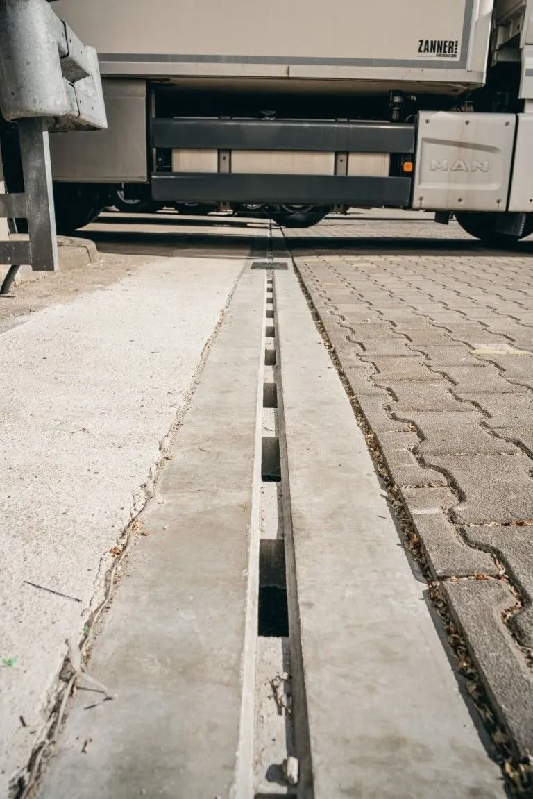 Tiefbauarbeiten mit LKW und Baustellenfahrzeug im Straßenbau