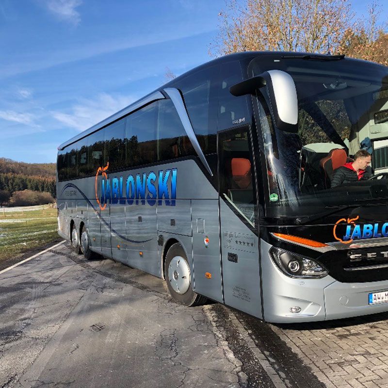 Ein Bus mit der Aufschrift „Ablonski“ steht am Straßenrand