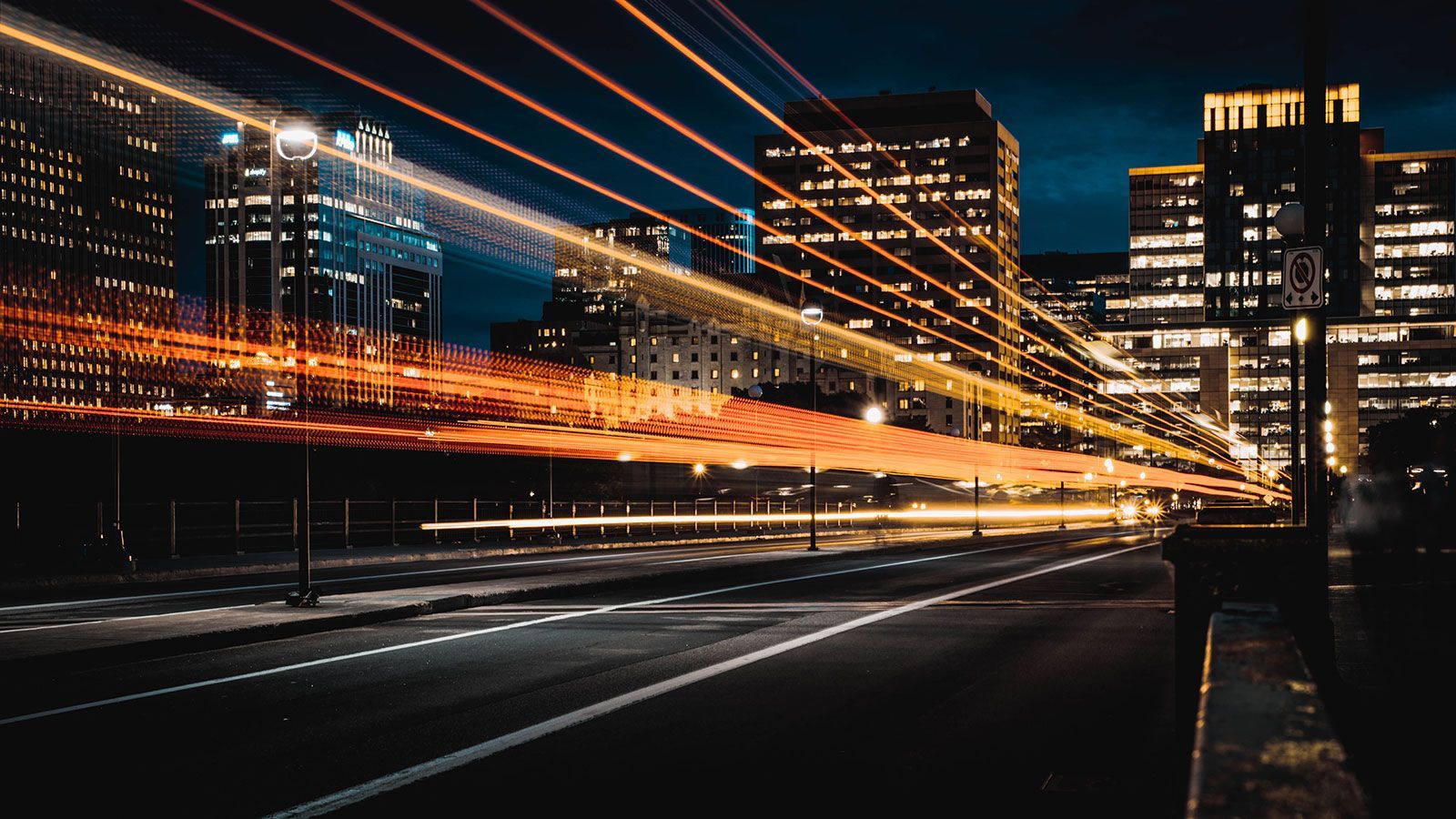 Ein Langzeitbelichtungsfoto einer Stadtstraße bei Nacht