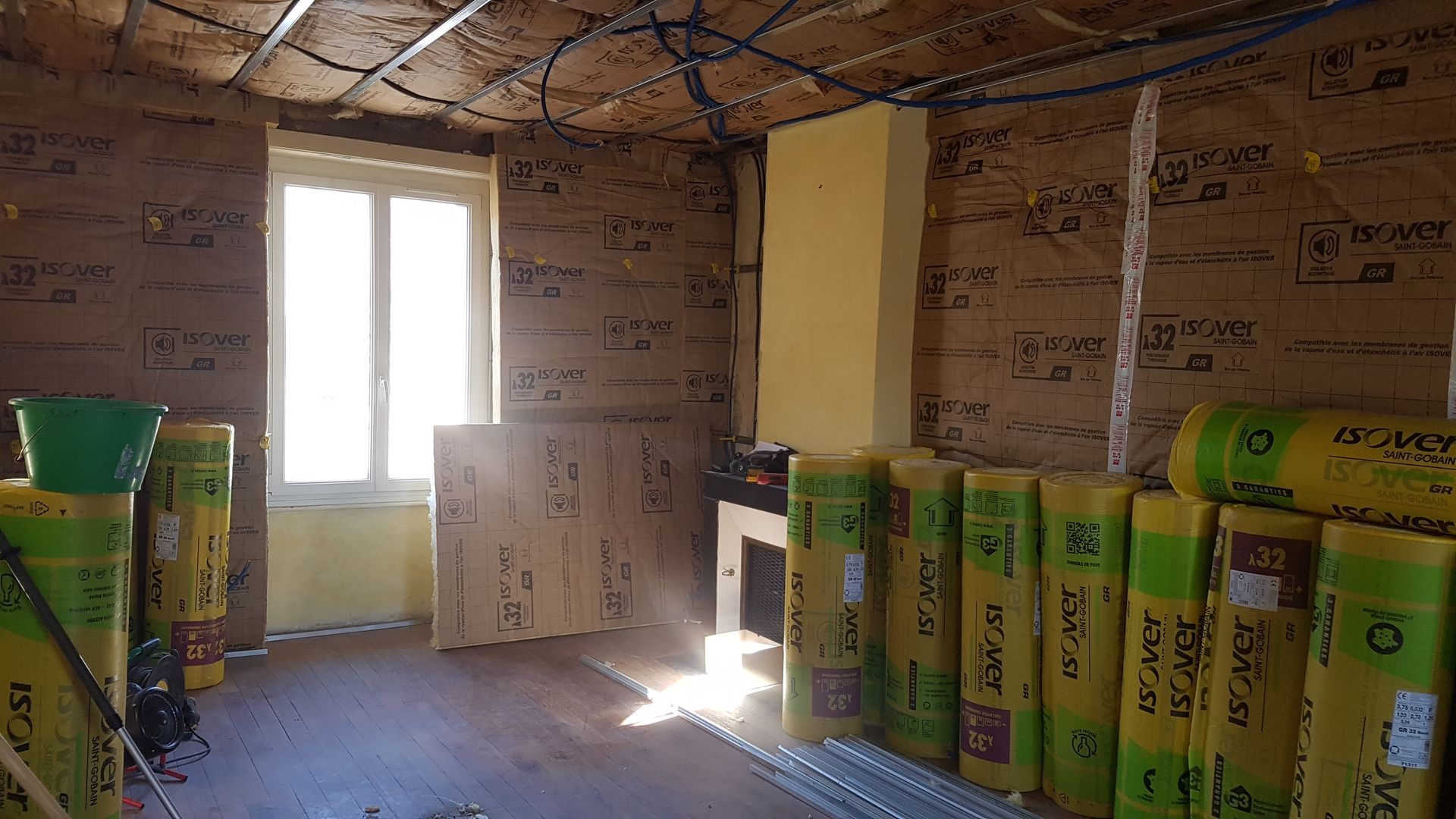 Une pièce d'un logement récemment isolé avec un isolant Isover
