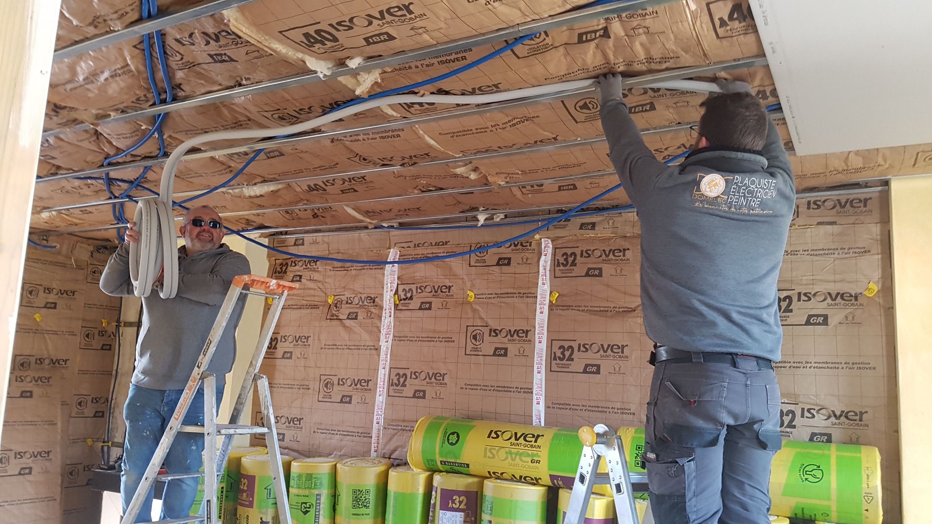 Des électriciens installent des gaines électriques