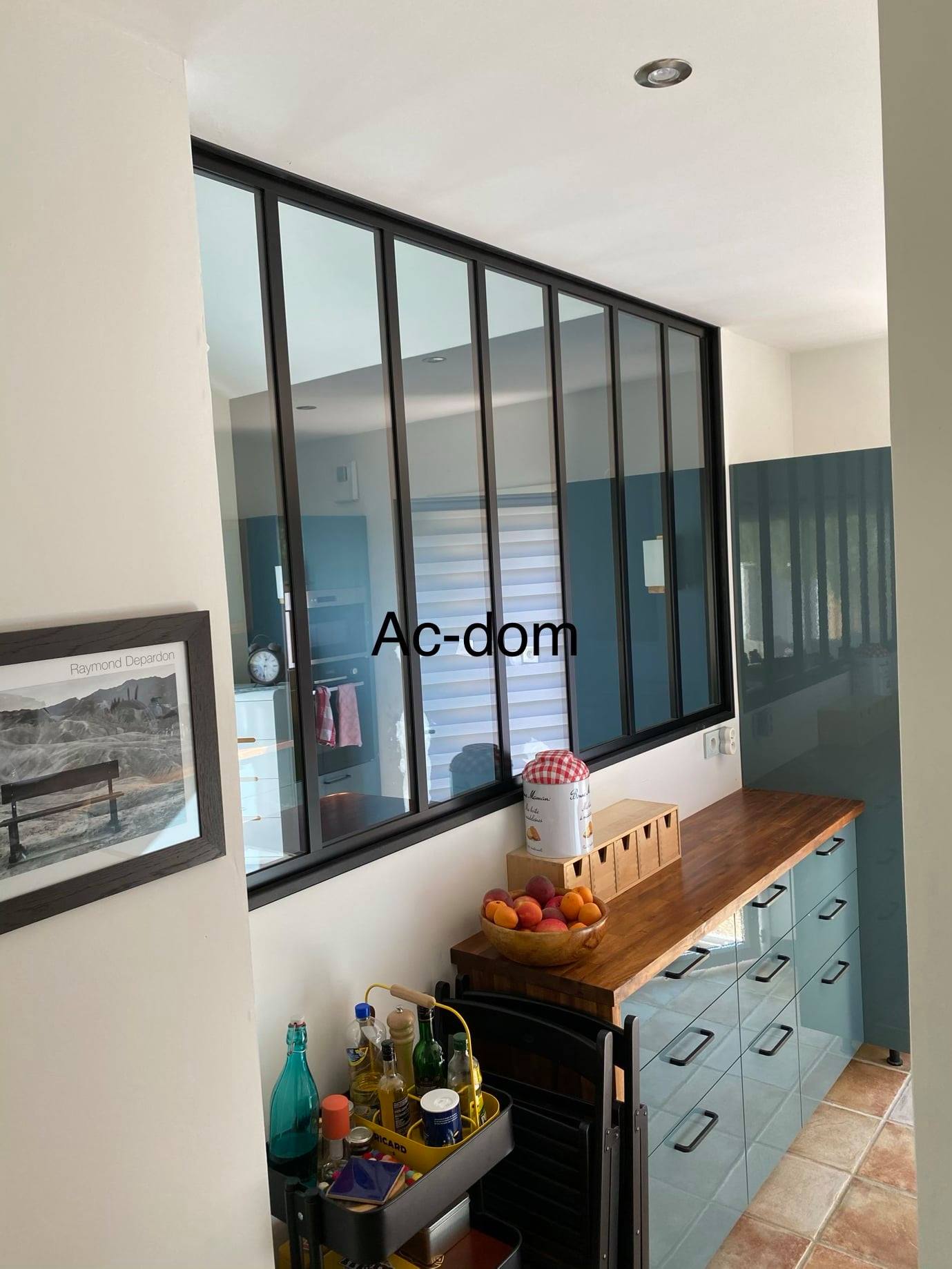 Cloison avec verrière noire et peinture blanche