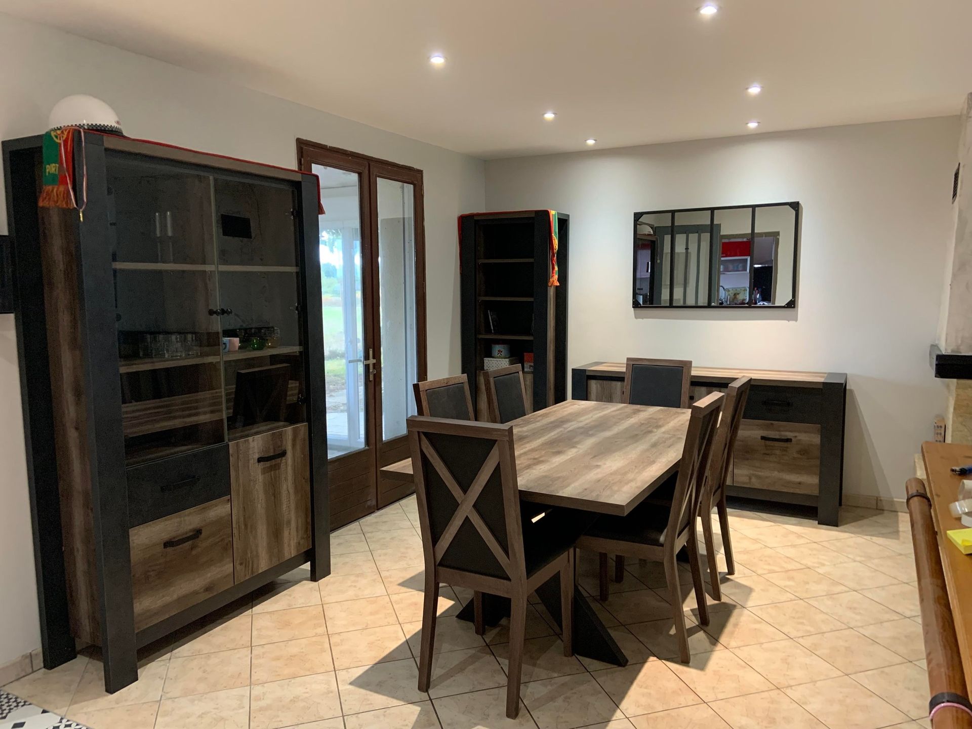 Salle à manger peinte en blanc et aménagée