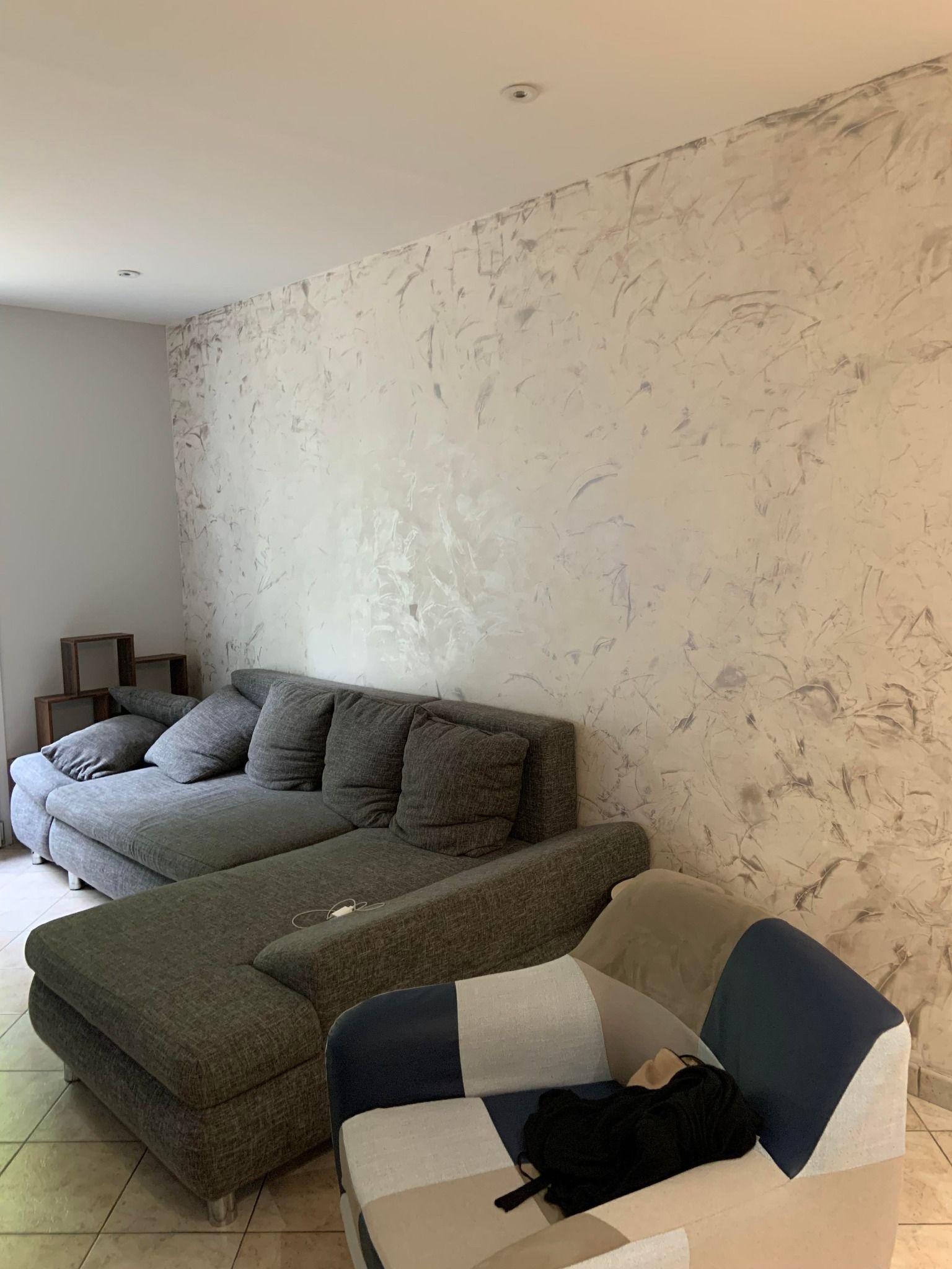 Enduit taloché au mur d'un salon
