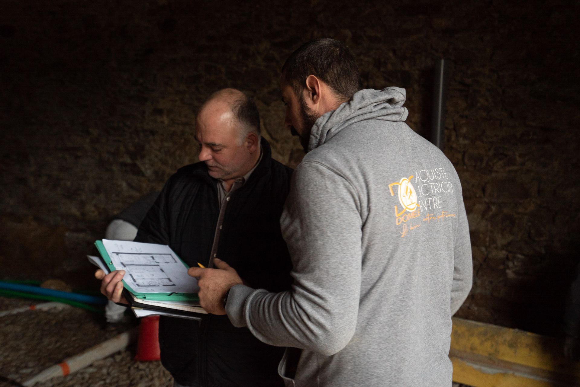 Deux personnes regardant un plan de rénovation