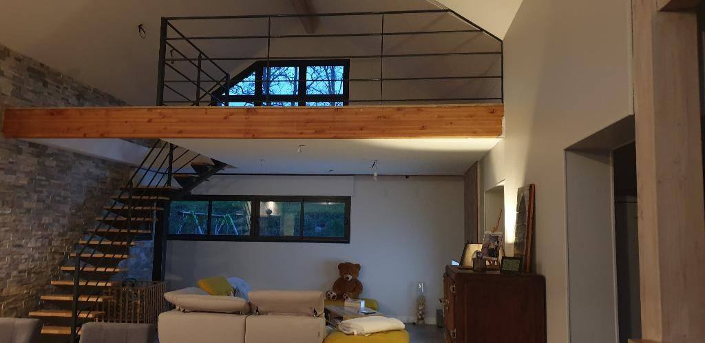 Pièce de vie avec une mezzanine