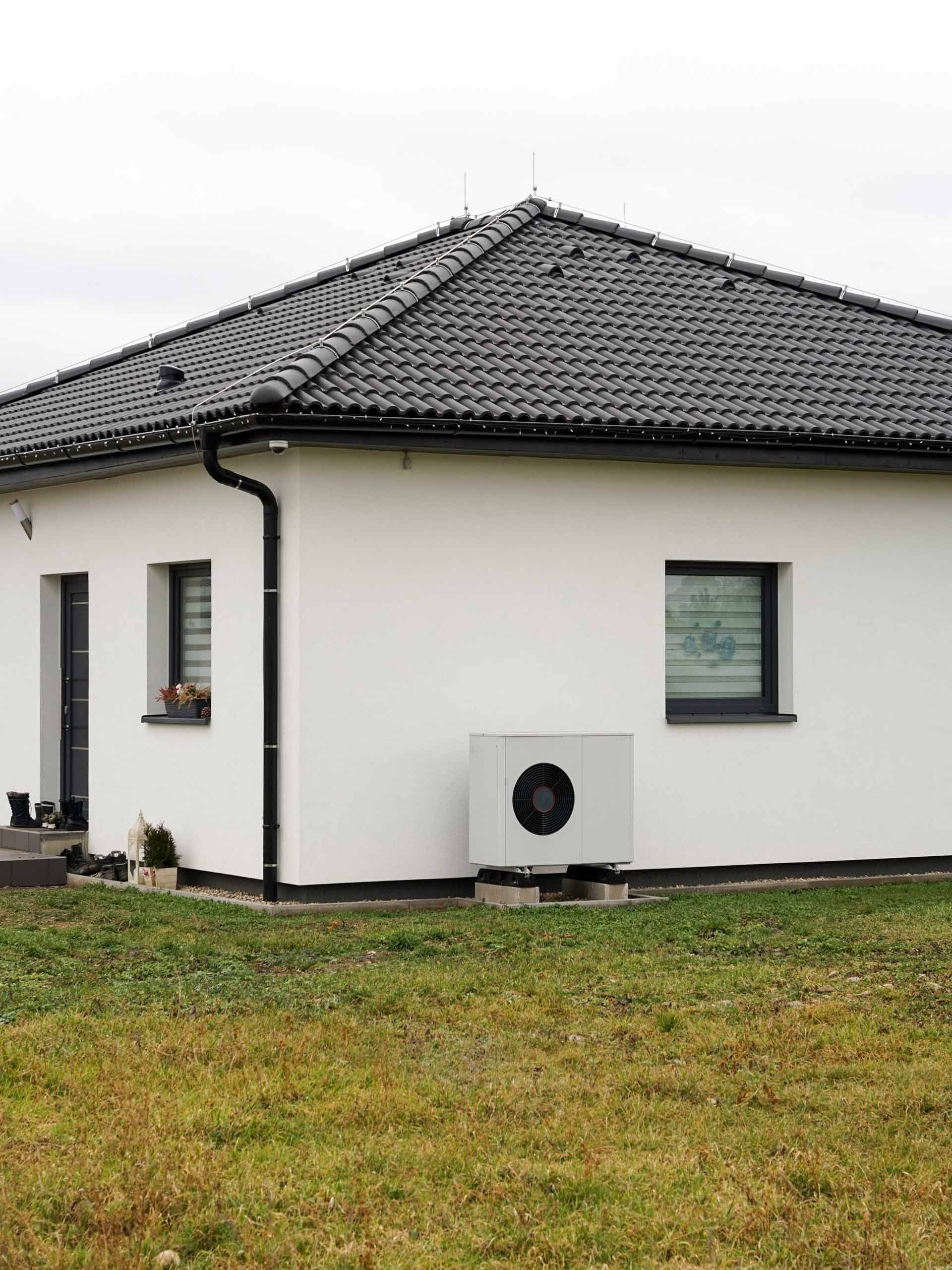 Pompe à chaleur le long d'une maison