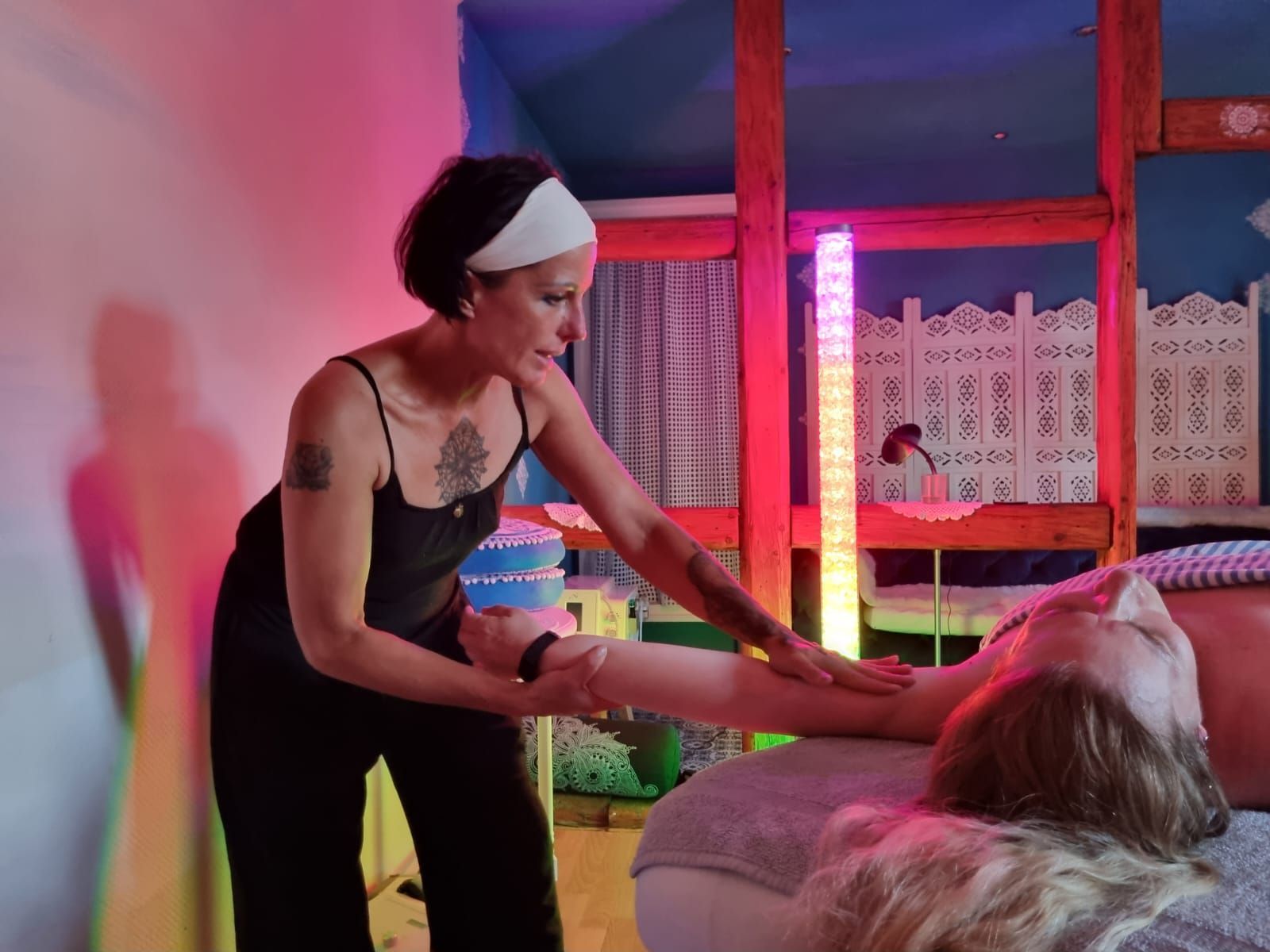 Susanna Jungblut bei Durchführung einer Faszienmassage in Bad Harzburg