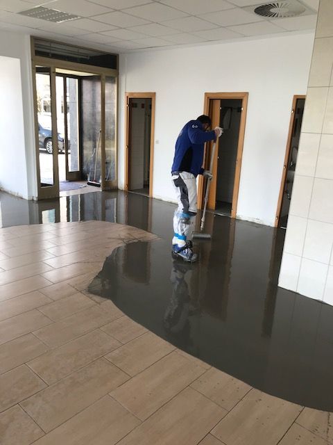 Handwerker bei Montagearbeiten im Eingangsbereich.