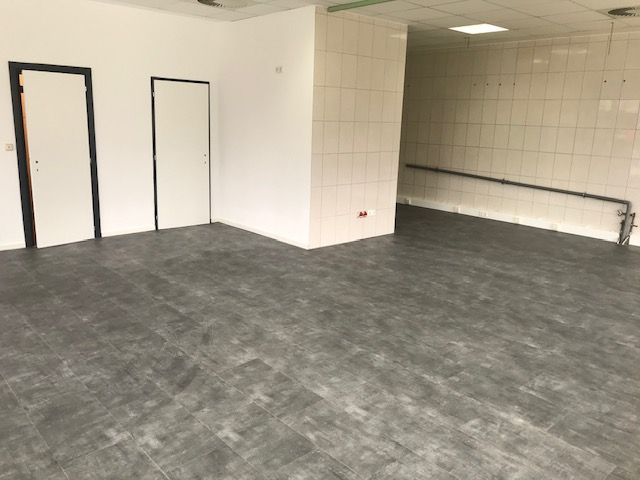 Innenraum mit frisch verlegtem dunklem Bodenbelag.