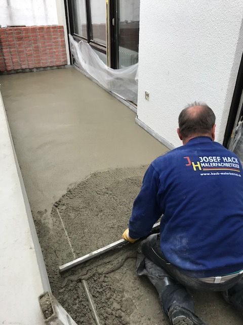 Frisch betonierte oder beschichtete Bodenfläche im Außenbereich.