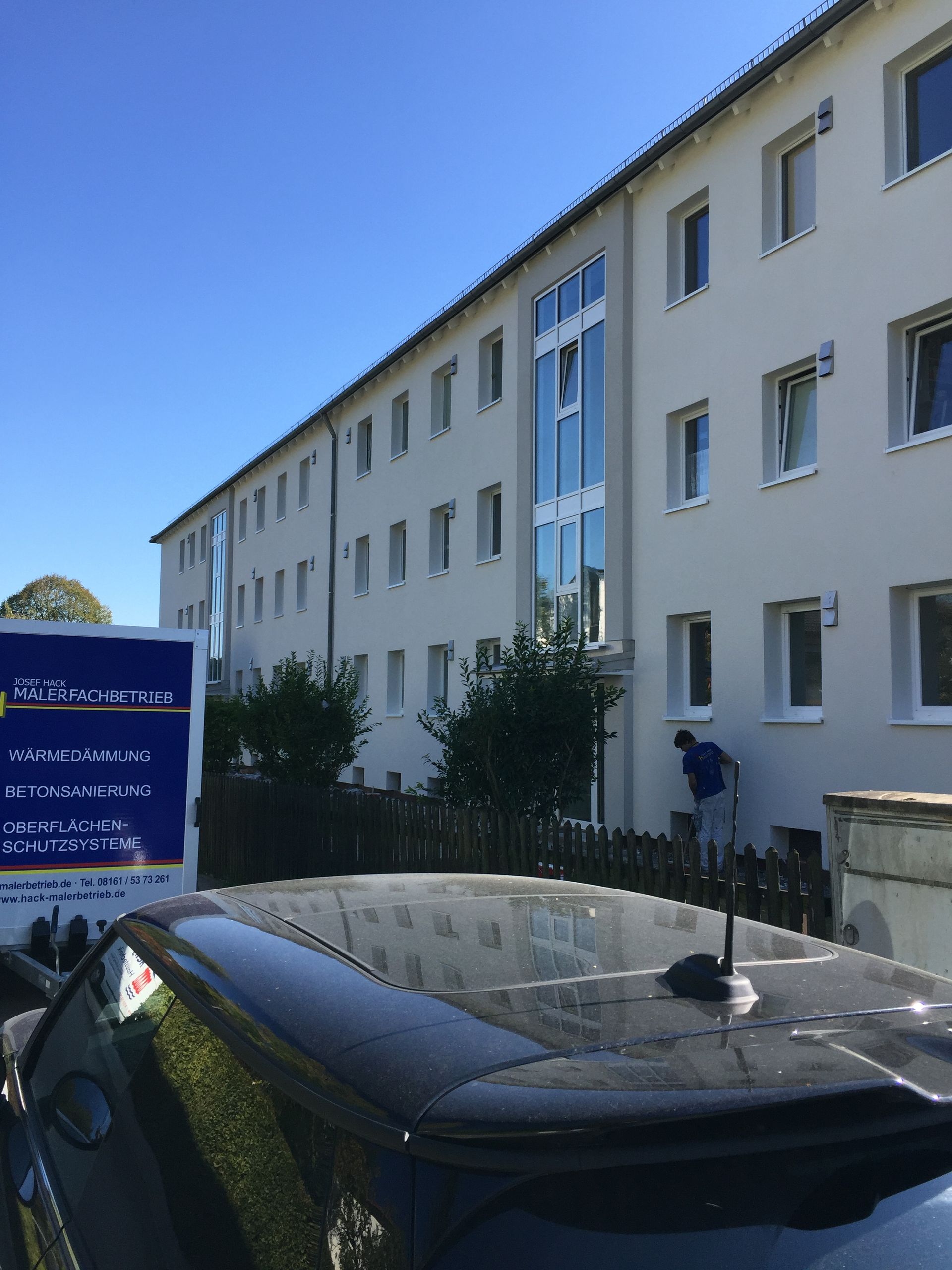 Langgestreckte Wohnanlage mit neuer Fassadendämmung.