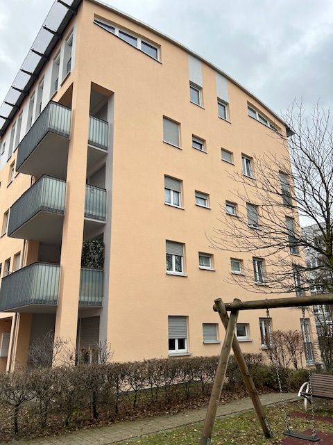 Moderne Außenfassade eines gelben Wohngebäudes.