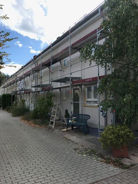 Sanierte Balkonfront eines Mehrfamilienhauses.