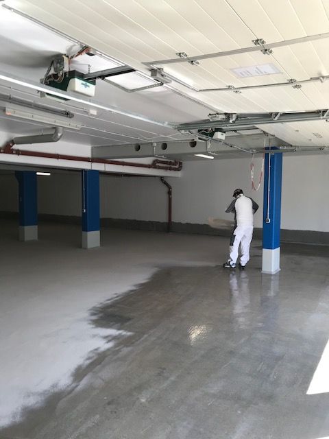 Detailansicht einer technischen Deckenkonstruktion.